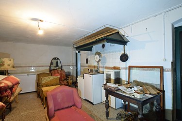 <p>De keuken in het souterrain van het linkerdeel met de ijzeren rookvang, in 1907 ontworpen door Cuypers.</p>
